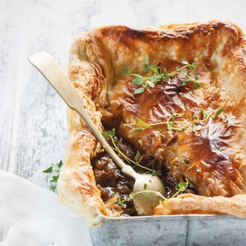 Пирог из говяжьих щечек и бычьего хвоста